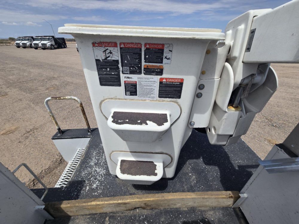2022 Ford F-550 4x4 Altec AT-40G Bucket Truck