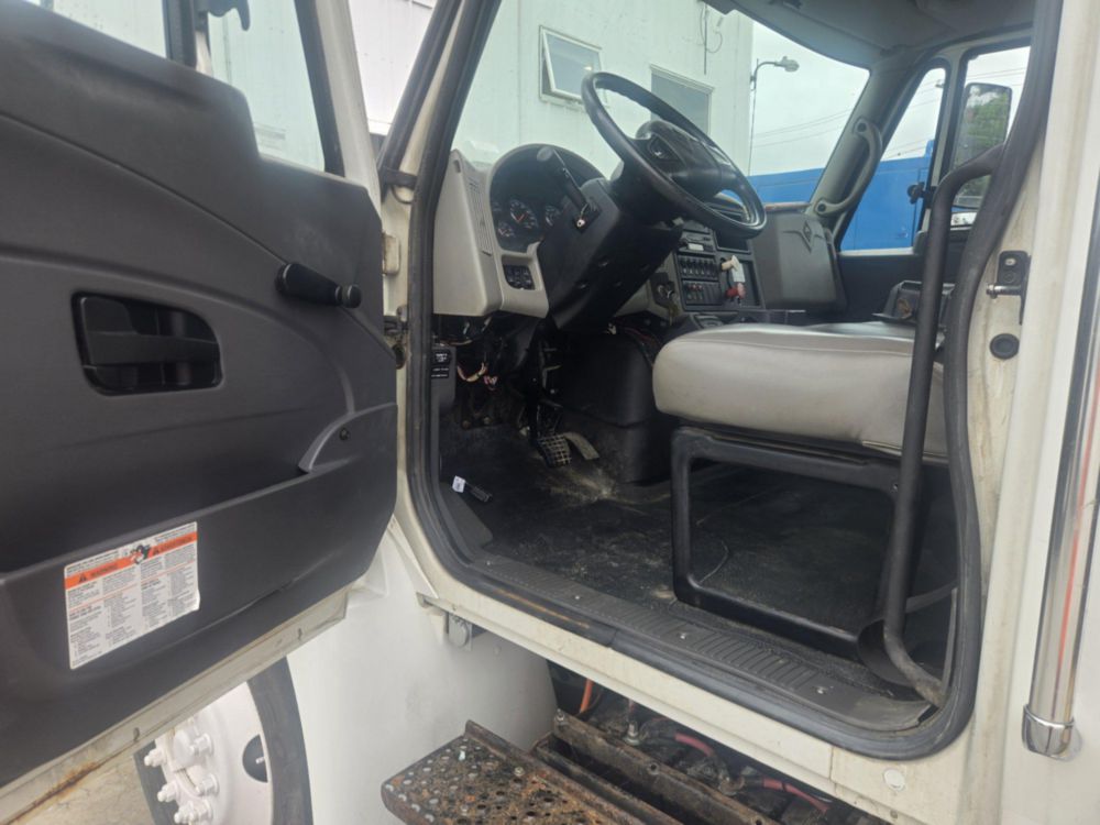 2009 Int'l 4300 4x2 Terex Commander 4047 Digger Derrick Truck