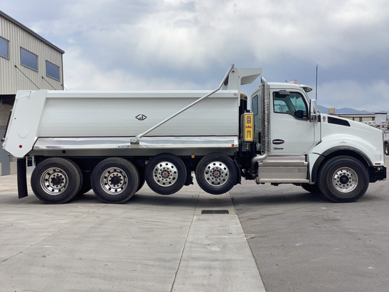2026 Kenworth T880 10x4 18' J-Craft Dump Truck