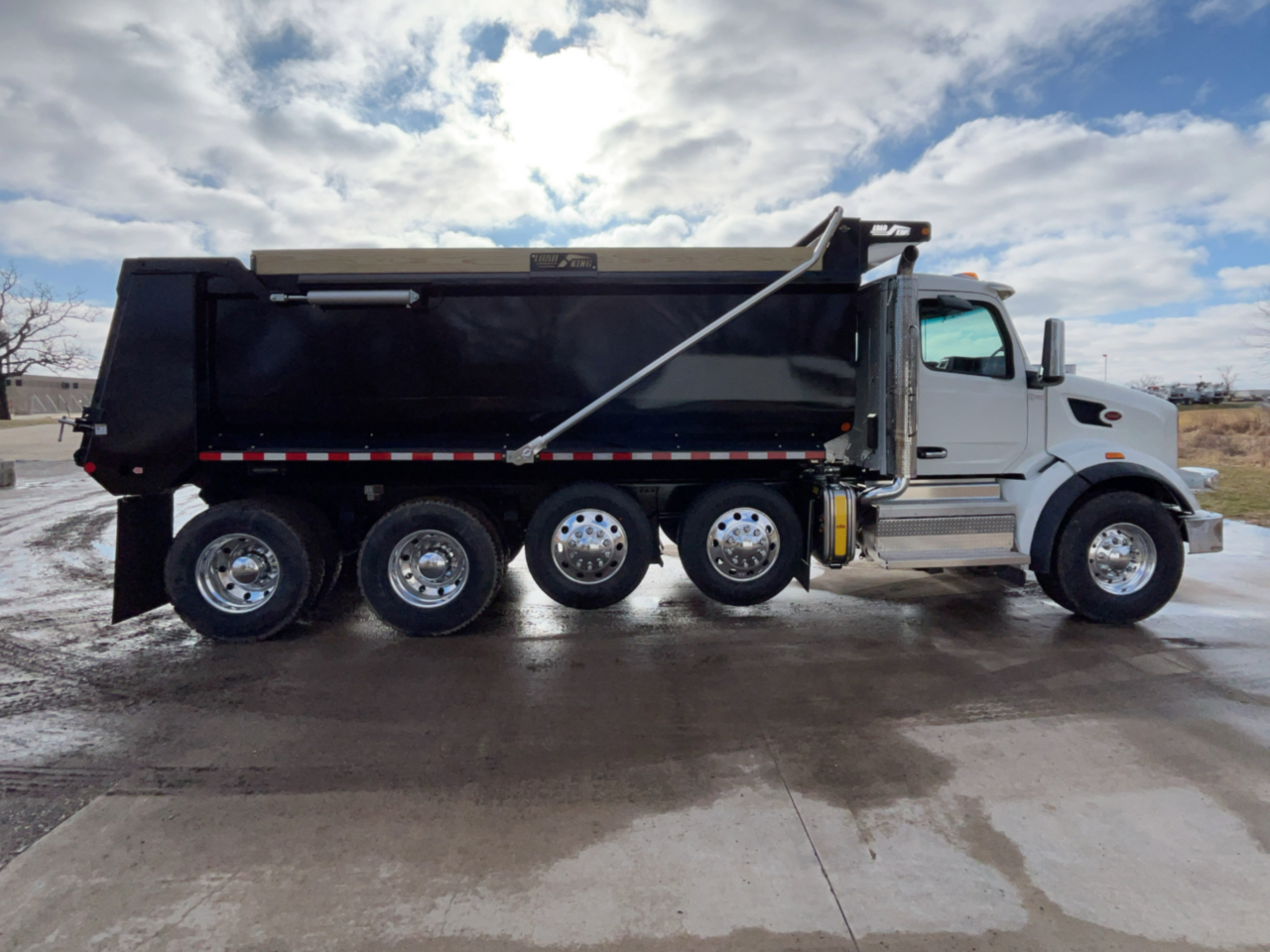 2026 Peterbilt 567 10x4 19' Load King Dump Truck