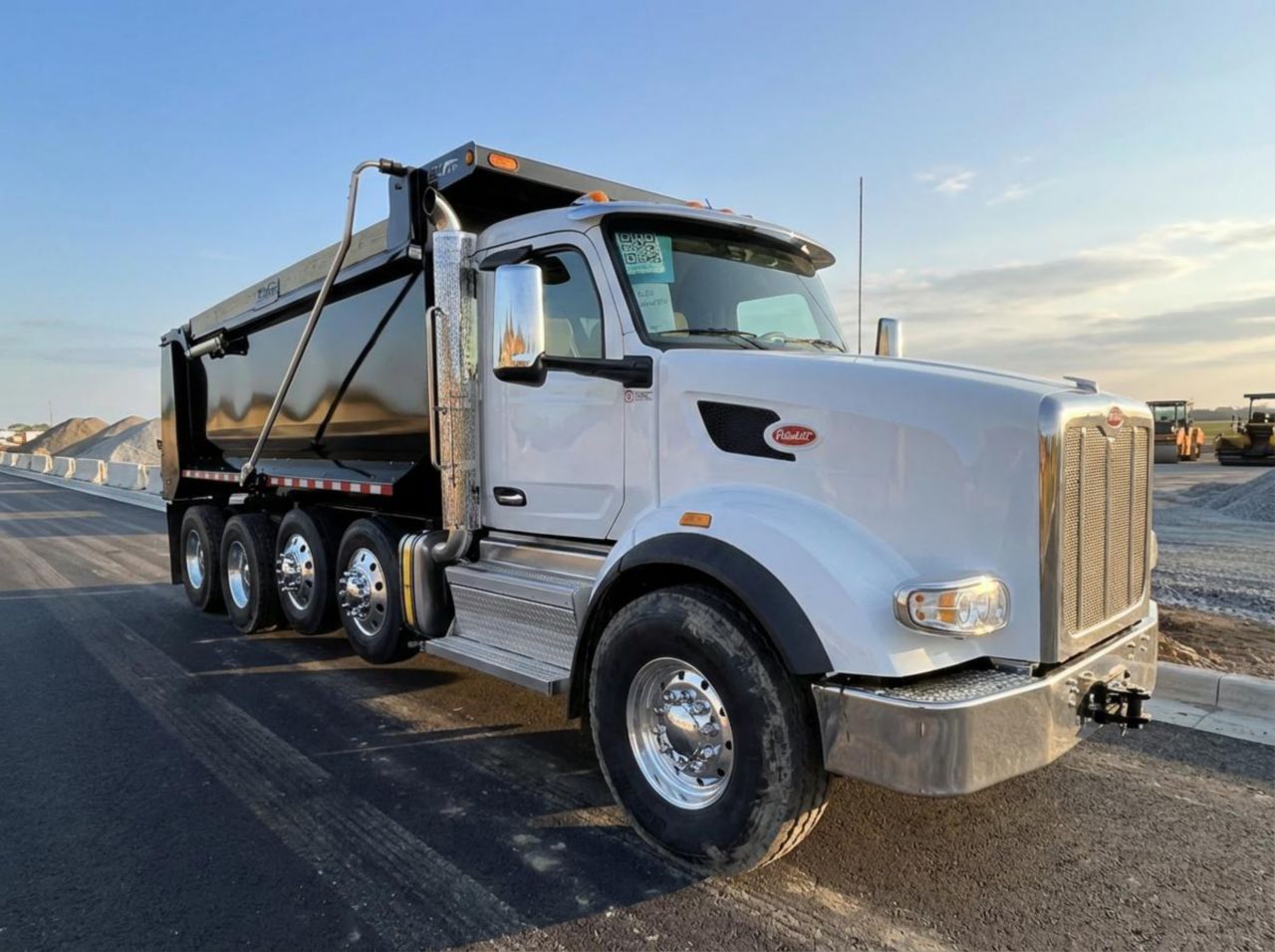 2026 Peterbilt 567 10x4 19' Load King Dump Truck