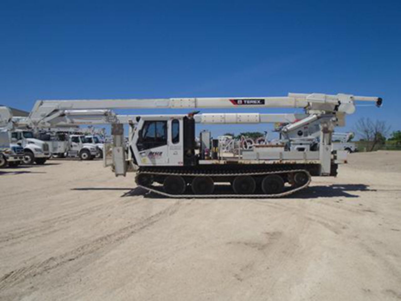 79.7 ft Track Bucket Rental - Custom Truck One Source