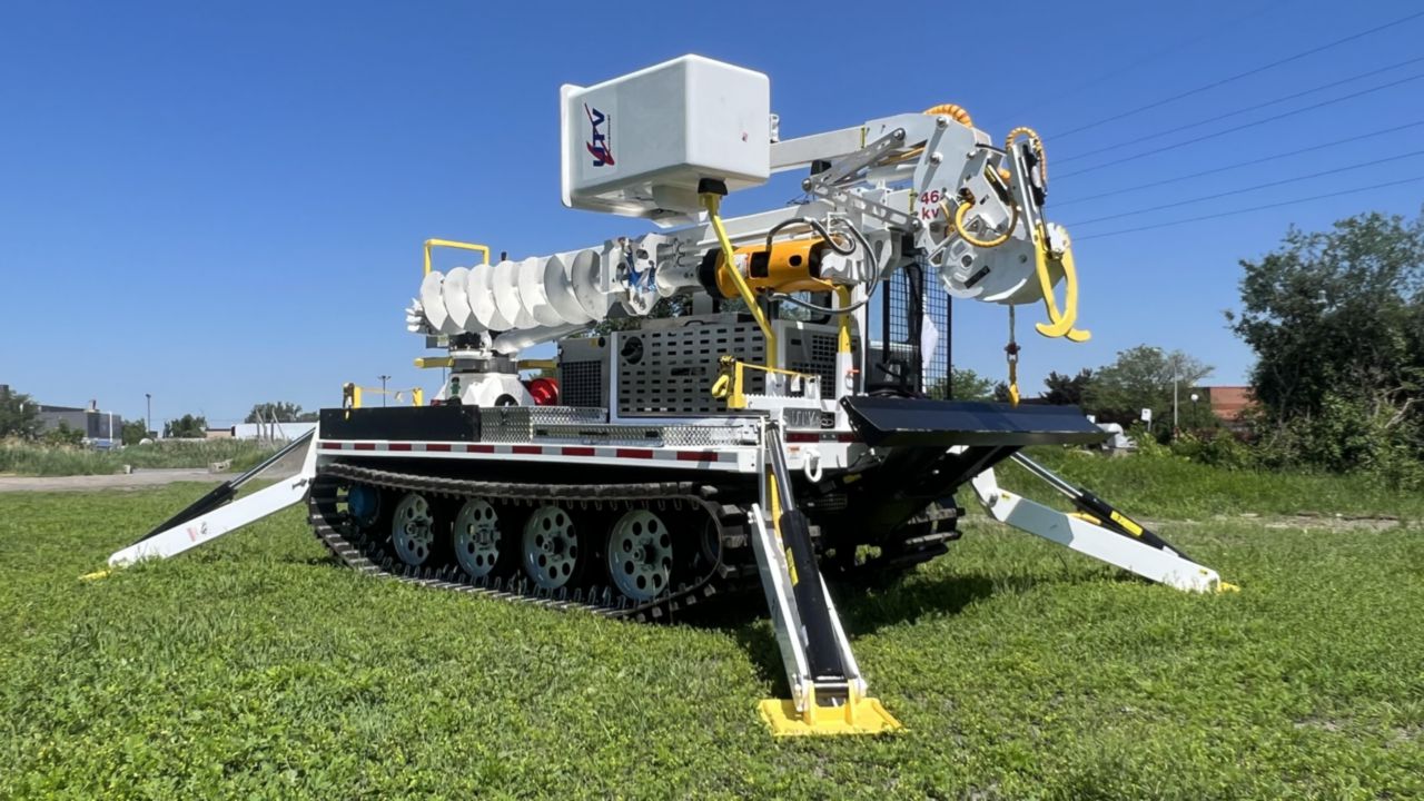 47 ft Track Bucket Rental - Custom Truck One Source