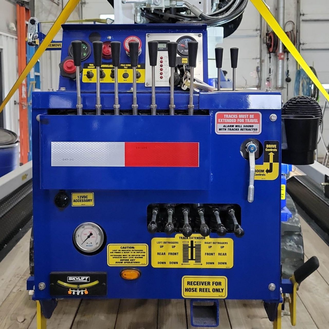 2023 skylift mini track digger derrick