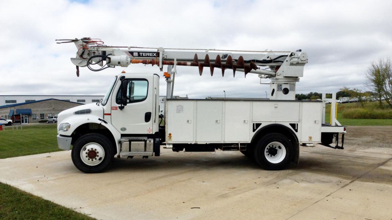 2017 Freightliner M2106 4x4 2006 Terex C4047 Digger Derrick