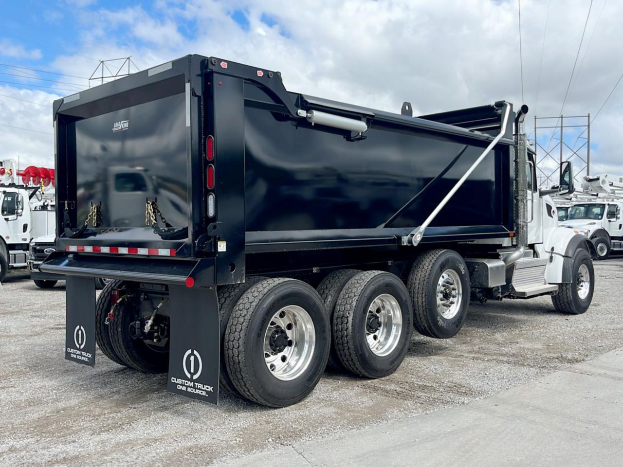 2025 Peterbilt 567 8x4 Load King 17' 6