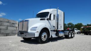 2016 Kenworth T880 6x4 Sleeper Truck