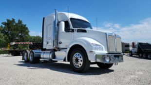 2016 Kenworth T880 6x4 Sleeper Truck