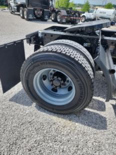 2022 Peterbilt 579 4x2 Daycab Tractor
