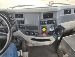 2022 Peterbilt 579 4x2 Daycab Tractor