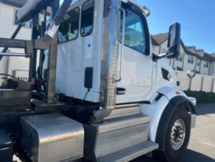 2023 Peterbilt 567 Tri-Axle Roll-Off Truck