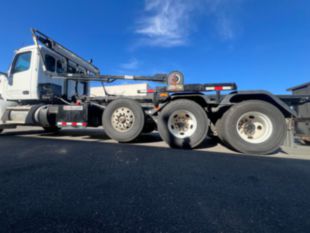 2023 Peterbilt 567 Tri-Axle Roll-Off Truck