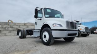 2015 Freightliner M2106 4x2 Cab & Chassis