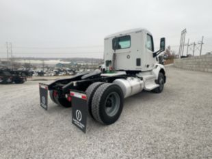 2022 Peterbilt 579 4x2 Daycab Tractor