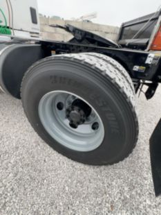 2022 Peterbilt 579 4x2 Daycab Tractor