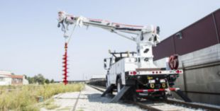 47.4 ft 24,750 lbs Hi-Rail Digger Derrick