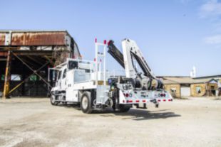Medium-Duty 71,698 ft-lb Articulating 26,001 lbs Hi-Rail Section Truck