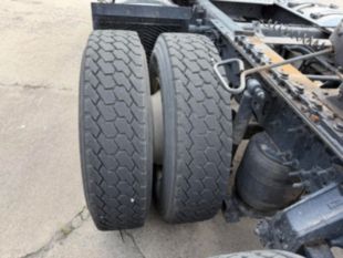 2015 Volvo VNL64T Tandem Axle Day Cab