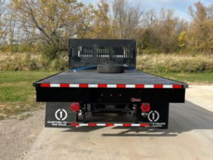 2023 Chevrolet 6500 4x2 18' Flatbed Truck