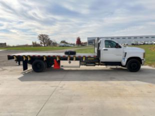 2023 Chevrolet 6500 4x2 18' Flatbed Truck