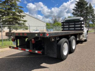 Knapheide Flatbed / 2005 Freightliner M2106 