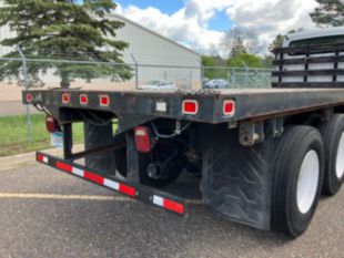 Knapheide Flatbed / 2005 Freightliner M2106 