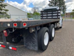 Knapheide Flatbed / 2005 Freightliner M2106 