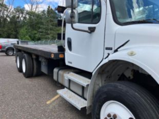 Knapheide Flatbed / 2005 Freightliner M2106 