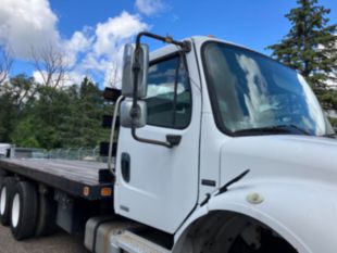 Knapheide Flatbed / 2005 Freightliner M2106 