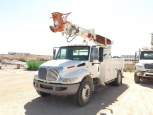 2011 Int'l 4300 Diesel Terex Commander 4047 Digger Derrick Truck
