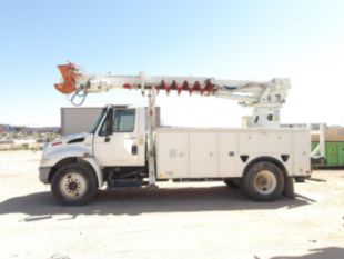 2011 Int'l 4300 Diesel Terex Commander 4047 Digger Derrick Truck