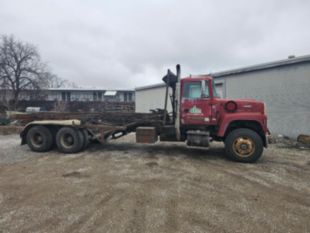 1995 Ford LT9000 Roll-Off Truck