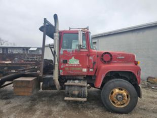 1995 Ford LT9000 Roll-Off Truck