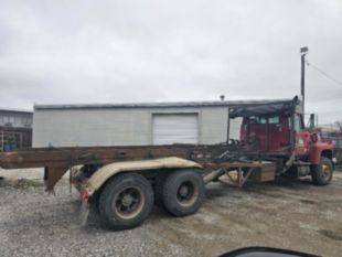 1995 Ford LT9000 Roll-Off Truck