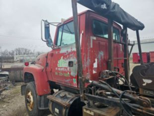 1995 Ford LT9000 Roll-Off Truck