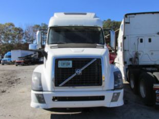 2015 Volvo VNL670 Sleeper Truck