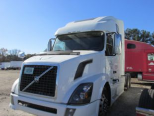 2015 Volvo VNL670 Sleeper Truck