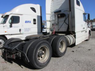 2015 Volvo VNL670 Sleeper Truck