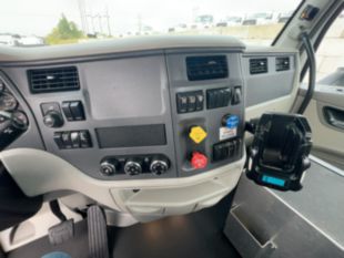 2022 Peterbilt 579 4x2 Daycab Tractor