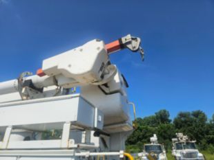 2010 Freightliner Diesel 4x2 Altec Material Handler Bucket Truck