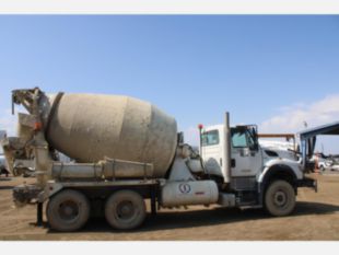 2011 Int'l 7600 6x4 McNeilus Concrete Mixer Truck