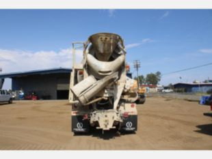 2011 Int'l 7600 6x4 McNeilus Concrete Mixer Truck