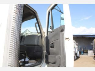 2011 Int'l 7600 6x4 McNeilus Concrete Mixer Truck