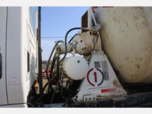 2011 Int'l 7600 6x4 McNeilus Concrete Mixer Truck
