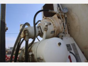2011 Int'l 7600 6x4 McNeilus Concrete Mixer Truck