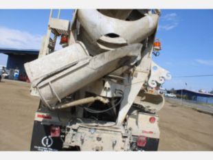2011 Int'l 7600 6x4 McNeilus Concrete Mixer Truck