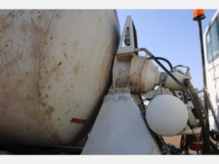 2011 Int'l 7600 6x4 McNeilus Concrete Mixer Truck