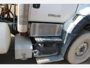 2011 Int'l 7600 6x4 McNeilus Concrete Mixer Truck