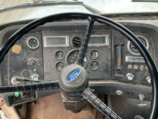 Altec Pressure Digger (model not listed) 1995 Ford LNT8000 Truck