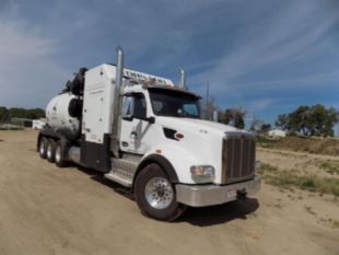 2025 Peterbilt 567 Tri-Drive Tornado F4 Hydrovac Truck